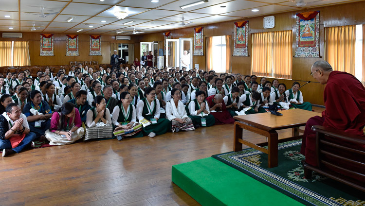 Thánh Đức Đạt Lai Lạt Ma nói chuyện với các thành viên của Hiệp hội Phụ nữ Tây tạng tại Dinh thự của Ngài ở Dharamsala, PH, Ấn Độ vào 14 tháng 5, 2018. Ảnh bởi TT. Tenzin Damchoe
