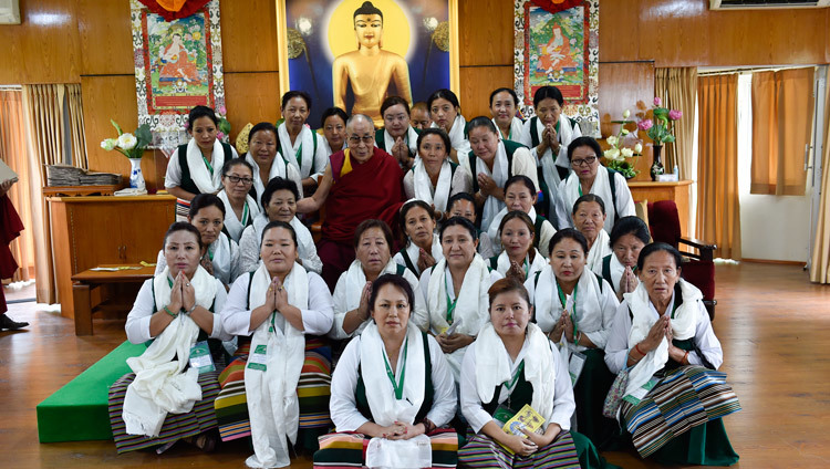Thánh Đức Đạt Lai Lạt Ma cùng chụp hình với các thành viên của Hiệp hội Phụ nữ Tây tạng sau cuộc họp của họ tại Dinh thự của Ngài ở Dharamsala, PH, Ấn Độ vào 14 tháng 5, 2018. Ảnh bởi TT. Tenzin Damchoe