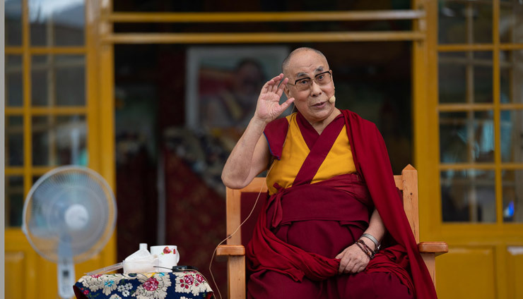 Thánh Đức Đạt Lai Lạt Ma nói chuyện trong cuộc gặp gỡ với du khách từ khắp nơi trên thế giới tại sân Tsuglagkhang ở Dharamsala, HP, Ấn Độ vào 19 tháng 5, 2018. Ảnh của Tenzin Choejor