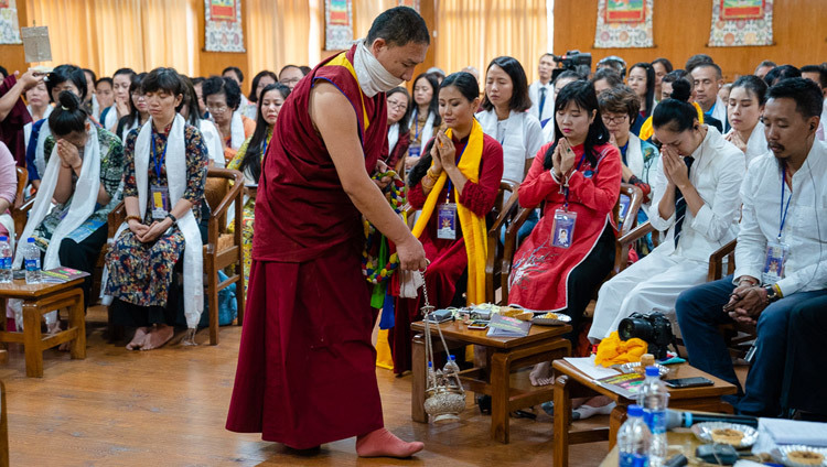 Vị trợ Lễ đang thực hiện nghi thức tịnh hóa bằng hương trầm khi Thánh Đức Đạt Lai Lạt Ma ban Lễ gia trì Đức Văn Thù Trắng vào ngày 2 của cuộc giao lưu với các nhóm người Việt Nam tại Dinh thự của Ngài ở Dharamsala, Ấn Độ vào 22 tháng 5, 2018. Ảnh của Tenzin Choejor