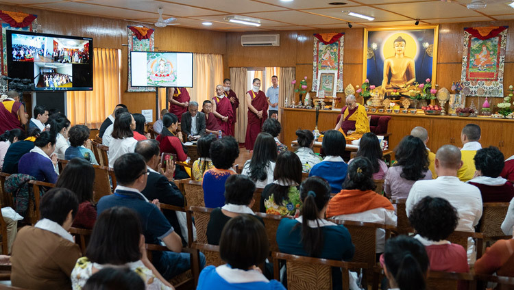 Thánh Đức Đạt Lai Lạt Ma ban Lễ gia trì Đức Bạch Văn Thù trong ngày 2 của cuộc gặp gỡ với các nhóm người Việt Nam tại Dinh thự của Ngài ở Dharamsala, Ấn Độ vào 22 tháng 5, 2018. Ảnh của Tenzin Choejor