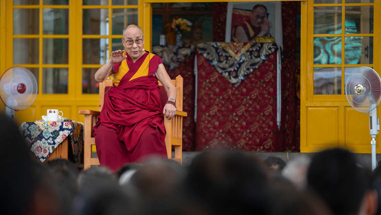 Thánh Đức Đạt Lai Lạt Ma nói chuyện với những người tham dự cuộc Hội nghị Quốc tế về phương pháp Tiếp cận trung đạo trong cuộc gặp gỡ của họ tại sân Chùa chính Tây Tạng ở Dharamsala, HP, Ấn Độ vào 30 tháng 5, 2018. Ảnh của Tenzin Choejor
