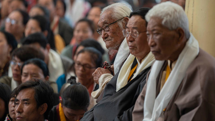Những người tham dự Hội nghị Quốc tế về phương pháp tiếp cận trung đạo đang lắng nghe Thánh Đức Đạt Lai Lạt Ma trong cuộc gặp gỡ của họ tại sân Chùa chính Tây Tạng ở Dharamsala, HP, Ấn Độ vào 30 tháng 5, 2018. Ảnh của Tenzin Choejor