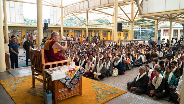 Thánh Đức DDLLM nói chuyện với hơn 650 người Tây Tạng từ nhiều khu định cư khác nhau ở Ấn Độ và trên khắp thế giới để tham dự Hội nghị Quốc tế về phương pháp tiếp cận trung đạo trong cuộc gặp gỡ của họ tại sân Chùa chính Tây Tạng ở Dharamsala, Ấn Độ vào 30 tháng 5, 2018. Ảnh bởi Tenzin Choejor