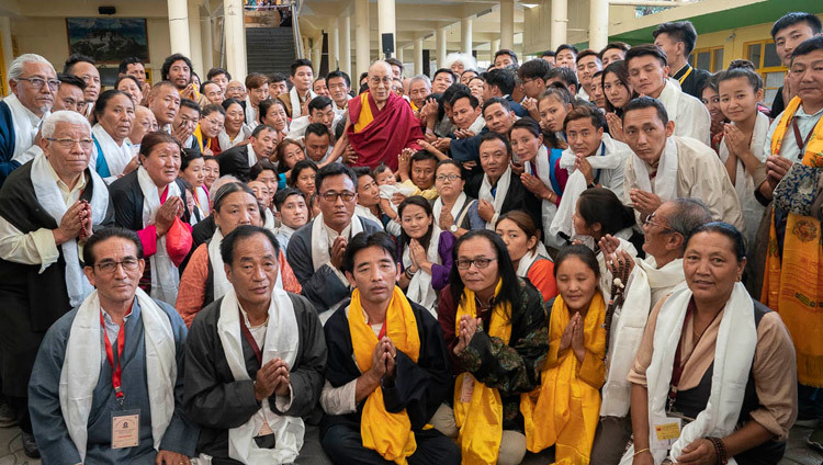 Thánh Đức Đạt Lai Lạt Ma chụp ảnh nhóm với những người Tây Tạng tham dự cuộc Hội nghị Quốc tế về Phương pháp tiếp cận Trung đạo trong cuộc gặp gỡ của họ tại sân Chùa chính Tây Tạng ở Dharamsala, Ấn Độ vào 30 tháng 5, 2018. Ảnh của Tenzin Choejor