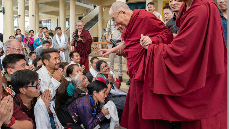 Thánh Đức ĐLLM chào mừng các khán giả khi Ngài khởi hành đề về nơi cư trú của mình vào lúc kết thúc cuộc gặp gỡ với những người tham dự Hội nghị Quốc tế về phương pháp tiếp cận trung đạo tại sân Chùa chính Tây Tạng ở Dharamsala, Ấn Độ vào 30 tháng 5, 2018 Ảnh của Tenzin Choejor