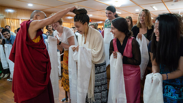 Thánh Đức Đạt Lai Lạt Ma chào mừng các thành viên của khán giả trước cuộc gặp gỡ với các sinh viên và giáo viên tại nơi cư trú của Ngài ở Dharamsala, HP, Ấn Độ vào 1 tháng 6, 2018. Ảnh của Tenzin Choejor