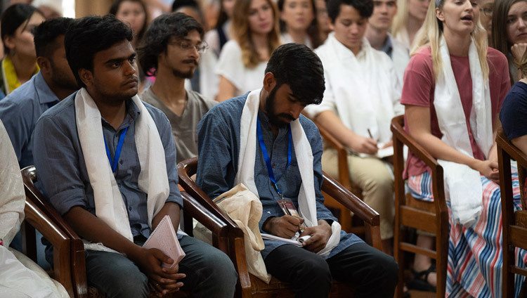 Các thành viên của khán giả lắng nghe Thánh Đức Đạt Lai Lạt Ma trong cuộc gặp gỡ của họ tại nơi cư trú của Ngài ở Dharamsala, HP, Ấn Độ vào 1 tháng 6, 2018. Ảnh của Tenzin Choejor