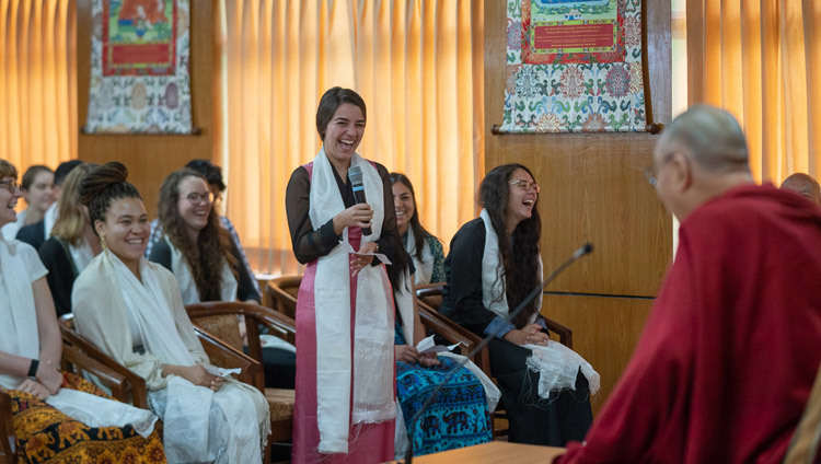 Thánh Đức Đạt Lai Lạt Ma trả lời các câu hỏi từ khán giả trong cuộc gặp gỡ với các sinh viên và giáo viên tại nơi cư trú của Ngài ở Dharamsala, HP, Ấn Độ vào 1 tháng 6, 2018. Ảnh của Tenzin Choejor
