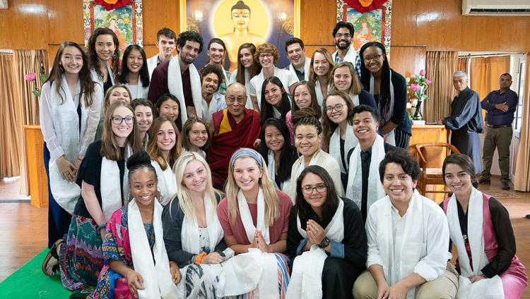 Thánh Đức Đạt Lai Lạt Ma chụp ảnh nhóm khi kết thúc cuộc gặp gỡ với các sinh viên và giáo viên tại nơi cư trú của Ngài ở Dharamsala, HP, Ấn Độ vào 1 tháng 6, 2018. Ảnh của Tenzin Choejor
