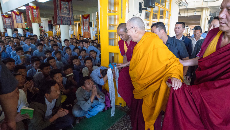 Thánh Đức ĐLLM chào đón các học sinh TCV khi Ngài quang lâm đến Chùa Tây Tạng Chính tại Dharamsala, HP, Ấn Độ vào 6 tháng 6, 2018. Ảnh của Tenzin Phuntsok