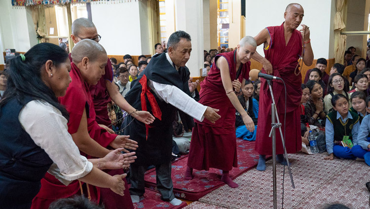Các thành viên của Nhóm Nghiên cứu Phật học Dharamsala trình bày các kỹ năng tranh luận của họ vào lúc bắt đầu buổi thuyết giảng của Thánh Đức Đạt Lai Lạt Ma dành cho Thanh thiếu niên học sinh Tây Tạng tại Chùa Tây Tạng Chính ở Dharamsala, Ấn Độ vào 6 tháng 6, 2018. Ảnh của Tenzin Phuntsok