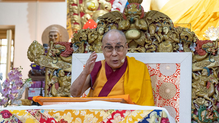 Thánh Đức Đạt Lai Lạt Ma nói chuyện vào ngày đầu tiên giảng dạy cho các Thanh thiếu niên học sinh Tây Tạng tại Chùa Tây Tạng Chính ở Dharamsala, Ấn Độ vào 6 tháng 6, 2018. Ảnh của Tenzin Phuntsok