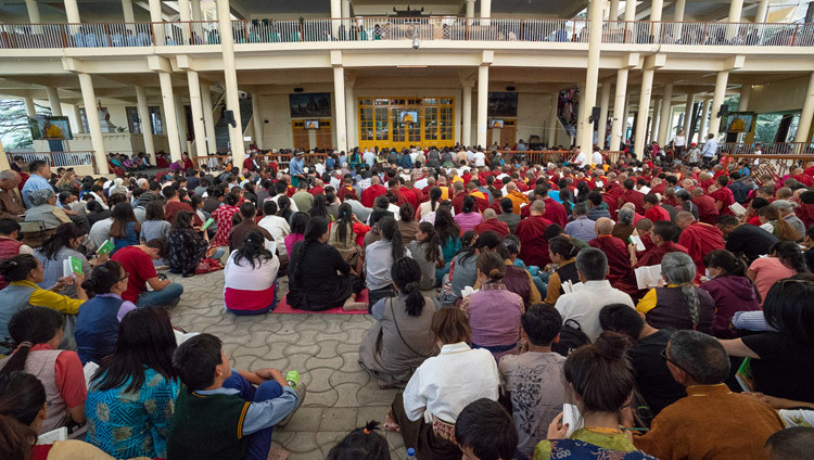 Nhiều người trong số hơn 9.000 người tham dự Pháp hội Thánh Đức ĐLLM đang xem trên màn hình Tivi tại sân Chùa Chính Tây Tạng ở Dharamsala, Ấn Độ vào 6 tháng 6, 2018. Ảnh của Tenzin Phuntsok