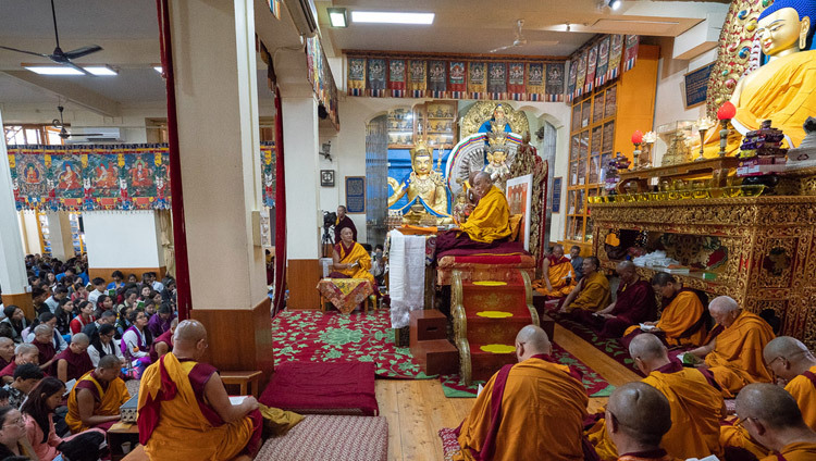 Thánh Đức Đạt Lai Lạt Ma vào ngày thuyết giảng đầu tiên dành cho Thanh thiếu niên học sinh Tây Tạng tại Chùa Chính Tây Tạng ở Dharamsala, Ấn Độ ngày 6 tháng 6, 2018. Ảnh của Tenzin Phuntsok