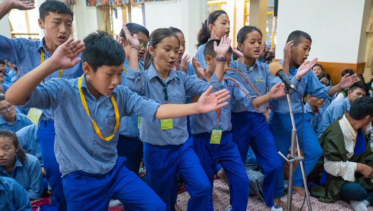 Học sinh từ trường TCV tại Gopalpur thực hiện cuộc tranh luận vào đầu ngày thứ hai Pháp hội của Thánh Đức Đạt Lai Lạt Ma dành cho Thanh thiếu niên học sinh Tây Tạng tại Chùa Tây Tạng Chính ở Dharamsala, Ấn Độ vào 7 tháng 6, 2018. Ảnh của Tenzin Phuntsok