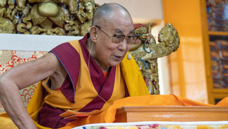 Thánh Đức Đạt Lai Lạt Ma nói chuyện vào ngày thứ hai của Pháp hội dành cho Thanh thiếu niên học sinh Tây Tạng tại Chùa Tây Tạng Chính ở Dharamsala, Ấn Độ ngày 7 tháng 6, 2018. Ảnh của Tenzin Phuntsok