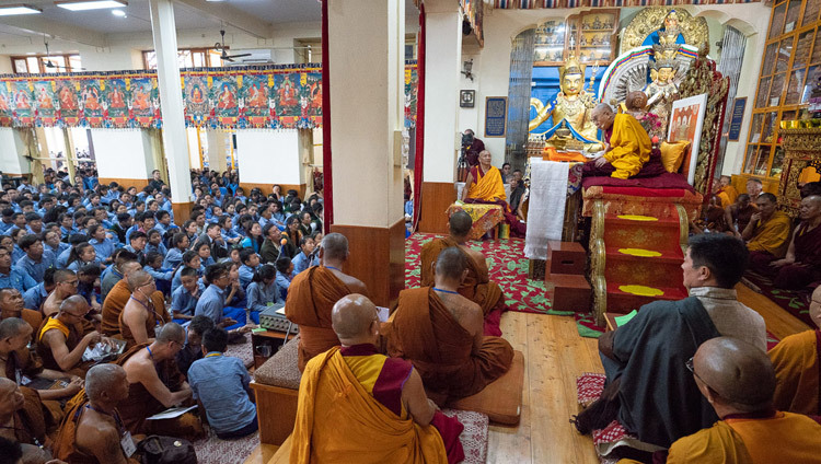 Quang cảnh bên trong Chùa Chính Tây Tạng vào ngày thứ hai của Thánh Đức Đạt Lai Lạt Ma giảng dạy cho Thanh thiếu niên học sinh Tây Tạng ở Dharamsala, Ấn Độ vào 7 tháng 6, 2018. Ảnh của Tenzin Phuntsok