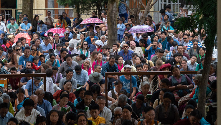 Một số trong hơn 9000 người tham dự Pháp hội của Thánh Đức Đạt Lai Lạt Ma dành cho Thanh thiếu niên học sinh Tây Tạng đang ngồi trong sân Chùa Chính Tây Tạng ở Dharamsala, Ấn Độ vào 7 tháng 6, 2018. Ảnh của Tenzin Phuntsok
