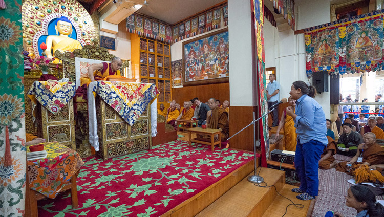 Một học sinh hỏi Thánh Đức Đạt Lai Lạt Ma một câu hỏi trong giờ giải lao của ngày giảng dạy thứ hai dành cho Thanh thiếu niên học sinh Tây Tạng tại Chùa Tây Tạng Chính ở Dharamsala, Ấn Độ vào 7 tháng 6, 2018. Ảnh của Tenzin Phuntsok