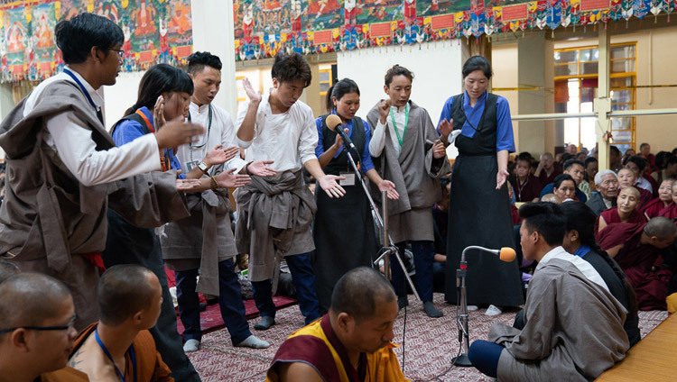Học sinh từ trường Sherab Gatsel Lobling, trường Chuyển tiếp Tây Tạng, thực hiện cuộc tranh luận vào ngày cuối cùng của Pháp hội Thánh Đức Đạt Lai Lạt Ma dành cho Thanh thiếu niên học sinh Tây Tạng tại Chùa Tây Tạng Chính ở Dharamsala, Ấn Độ vào 8 tháng 6, 2018. Ảnh của Tenzin Choejor