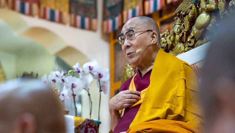Thánh Đức Đạt Lai Lạt Ma vào ngày cuối cùng của Pháp hội dành cho Thanh thiếu niên học sinh Tây Tạng tại Chùa Tây Tạng Chính ở Dharamsala, Ấn Độ vào 8 tháng 6, 2018. Ảnh của Tenzin Choejor