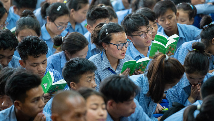 Các thanh thiếu niên học sinh đang theo dõi bản Kinh văn khi Thánh Đức Đạt Lai Lạt Ma đọc từ “Nhập Bồ Tát Hạnh” vào ngày cuối cùng của Pháp hội dành cho Thanh thiếu niên học sinh Tây Tạng tại Chùa Tây Tạng Chính ở Dharamsala, Ấn Độ ngày 8 tháng 6, 2018 Ảnh của Tenzin Choejor