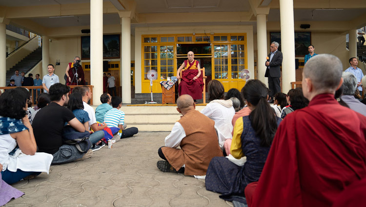 Thánh Đức Đạt Lai Lạt Ma nói chuyện với du khách từ Ấn Độ và nước ngoài tại sân Chùa Chính Tây Tạng ở Dharamsala, Ấn Độ vào 9 tháng 6, 2018. Ảnh của Tenzin Choejor