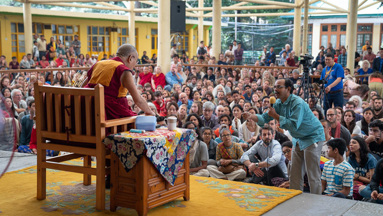 Một thành viên của khán giả hỏi Thánh Đức Đạt Lai Lạt Ma một câu hỏi trong cuộc gặp gỡ với du khách đến từ Ấn Độ và nước ngoài tại sân Chùa Chính Tây Tạng ở Dharamsala, Ấn Độ vào 9 tháng 6, 2018. Ảnh của Tenzin Choejor
