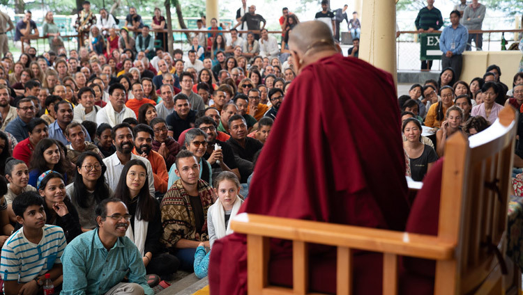 Thánh Đức Đạt Lai Lạt Ma trả lời câu hỏi từ bé gái 8 tuổi trong cuộc gặp gỡ với các du khách từ Ấn Độ và nước ngoài tại sân Chùa Chính Tây Tạng ở Dharamsala, Ấn Độ vào 9 tháng 6, 2018. Ảnh của Tenzin Choejor