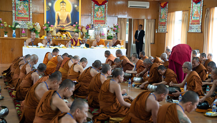 Thánh Đức Đạt Lai Lạt Ma dùng cơm trưa với Chư Tăng Thái Lan và các Thí chủ của họ tại dinh thự của Ngài ở Dharamsala, Ấn Độ vào 9 tháng 6, 2018. Ảnh của Tenzin Choejor