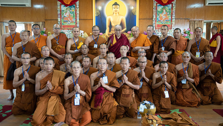 Thánh Đức Đạt Lai Lạt Ma chụp ảnh nhóm với các nhà sư Thái Lan và các Thí Chủ của họ tại dinh thự của Ngài ở Dharamsala, Ấn Độ vào 9 tháng 6, 2018. Ảnh của Tenzin Choejor