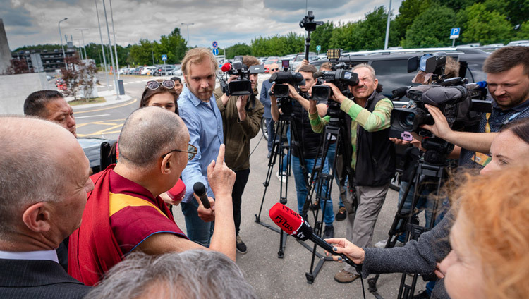 Thánh Đức Đạt Lai Lạt Ma trả lời các câu hỏi của những phóng viên báo chí tại phi trường ở Vilnius, Lithuania ngày 12 tháng 6, 2018. Ảnh của Tenzin Choejor