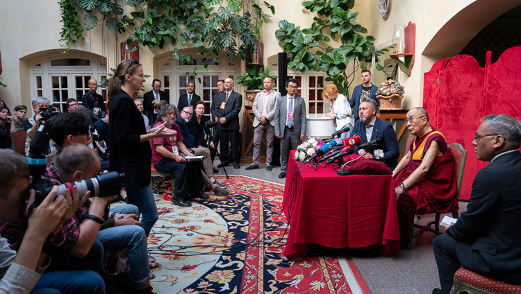 Thánh Đức Đạt Lai Lạt Ma trả lời các câu hỏi trong cuộc gặp gỡ với các thành viên truyền thông ở Vilnius, Lithuania vào 13 tháng 6, 2018. Ảnh của Tenzin Choejor
