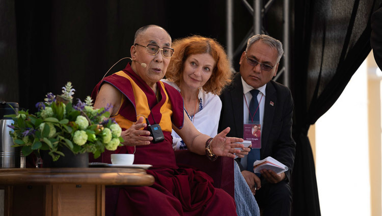 Thánh Đức Đạt Lai Lạt Ma nói chuyện tại Đại học Vilnius ở Vilnius, Lithuania vào 13 tháng 6, 2018. Ảnh của Tenzin Choejor