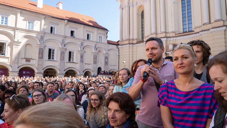 Một thành viên của đám đông hỏi Thánh Đức Đạt Lai Lạt Ma một câu hỏi trong cuộc nói chuyện của Ngài tại Đại học Vilnius ở Vilnius, Lithuania vào 13 tháng 6, 2018. Ảnh của Tenzin Choejor