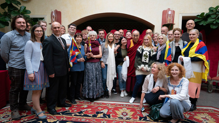 Thánh Đức Đạt Lai Lạt Ma cùng với các thành viên của Nhóm nghị viện Litva dành cho Tây Tạng và những người ủng hộ Tây Tạng chụp một bức ảnh nhóm ở Vilnius, Lithuania vào 14 tháng 6, 2018. Ảnh của Tenzin Choejor