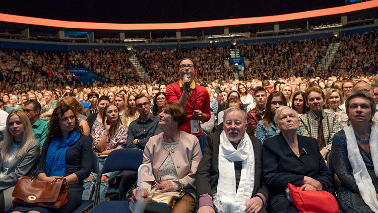 Một thành viên của diễn giả hỏi Thánh Đức Đạt Lai Lạt Ma một câu hỏi trong buổi nói chuyện của Ngài tại Siemens Arena ở Vilnius, Lithuania vào 14 tháng 6, 2018. Ảnh của Tenzin Choejor