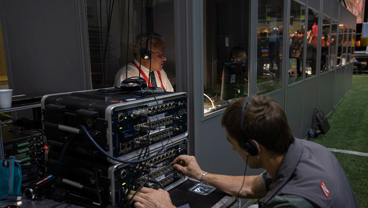 Một kỹ thuật viên theo dõi việc truyền tải các bản dịch ngôn ngữ qua FM trong ngày thứ hai của Pháp Hội Thánh Đức Đạt Lai Lạt Ma tại Riga, Latvia vào 17 tháng 6, 2018. Ảnh của Tenzin Choejor