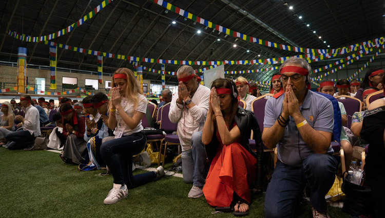 Các thành viên của khán giả đeo băng bịt mắt theo nghi lễ đang tham dự lễ quán đảnh Quán Thế Âm do Thánh Đức Đạt Lai Lạt Ma ban truyền tại Riga, Latvia vào 18 tháng 6, 2018. Ảnh của Tenzin Choejor