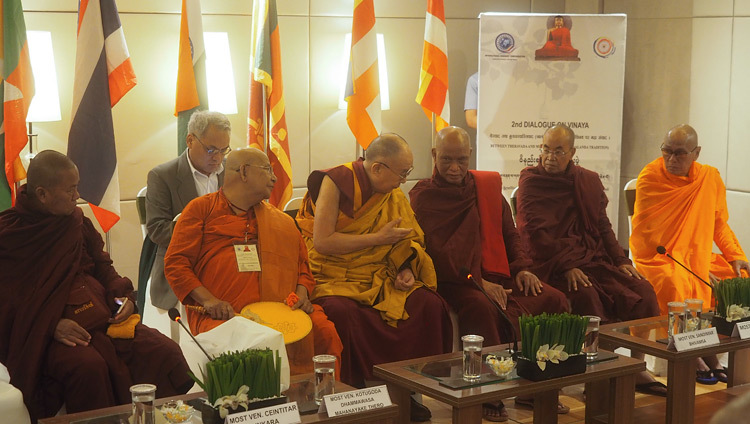 Thánh Đức Đạt Lai Lạt Ma cùng với chư Tôn túc Trưởng thượng đến từ Myanmar và Sri Lanka để tham dự Cuộc đối thoại lần thứ hai về Giới Luật trong cuộc họp của họ ở New Delhi, Ấn Độ vào 1 tháng 7, 2018. Ảnh của Jeremy Russell