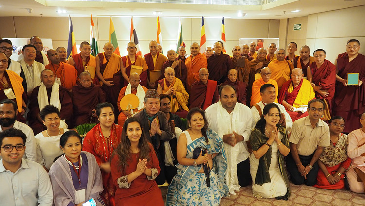 Thánh Đức Đạt Lai Lạt Ma cùng với các đại biểu tham dự cuộc Đàm thoại thứ hai về Giới Luật trong cuộc họp của họ tại New Delhi, Ấn Độ vào 1 tháng 7, 2018. Ảnh của Jeremy Russell