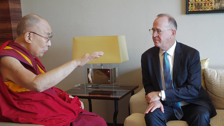 Thánh Đức Đạt Lai Lạt Ma gặp gỡ Thị trưởng Anaheim Tom Tait ở New Delhi, Ấn Độ vào 1 tháng 7, 2018. Ảnh của Jeremy Russell