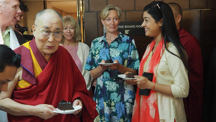 Thánh Đức Đạt Lai Lạt Ma chia sẻ chiếc bánh sinh nhật được dâng tặng Ngài để vinh danh lần sinh nhật thứ 83 sắp tới của Ngài - sau cuộc phỏng vấn dành cho Đài truyền hình Hà Lan ở New Delhi, Ấn Độ vào 2 tháng 7 năm 2018. Ảnh của Jeremy Russell