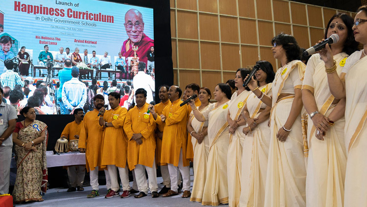 Một nhóm giáo viên đã trình diễn một bài hát chào mừng mà họ tự sáng tác khi bắt đầu lễ khai trương “Chương trình Giáo dục Hạnh phúc” tại các trường chính phủ ở Delhi, Ấn Độ vào 2 tháng 7, 2018. Ảnh của Tenzin Choejor