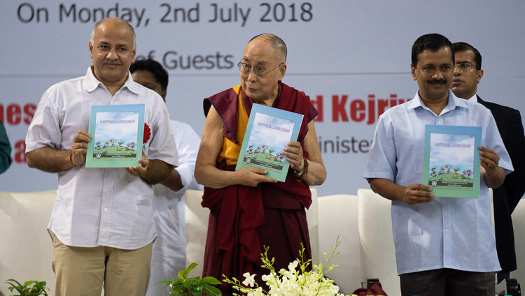 Phó Tổng Trưởng Delhi - Manish Sisodia, Đức Đạt Lai Lạt Ma và Tổng trưởng Delhi - Arvind Kejriwal phát hành “Chương trình Giáo dục Hạnh phúc” tại các Trường Chính phủ Delhi ở New Delhi, Ấn Độ vào 2 tháng 7, 2018. Ảnh của Tenzin Choejor