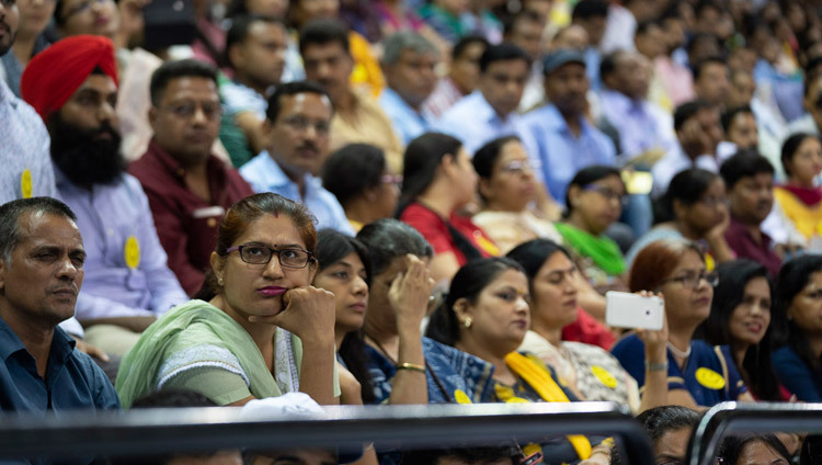 Một số trong số hơn 5000 nhà giáo dục đang lắng nghe Thánh Đức Đạt Lai Lạt Ma phát biểu tại Lễ khai trương “Chương trình Giáo dục Hạnh phúc” tại các Trường Chính phủ Delhi ở New Delhi, Ấn Độ vào 2 tháng 7, 2018. Ảnh của Tenzin Choejor