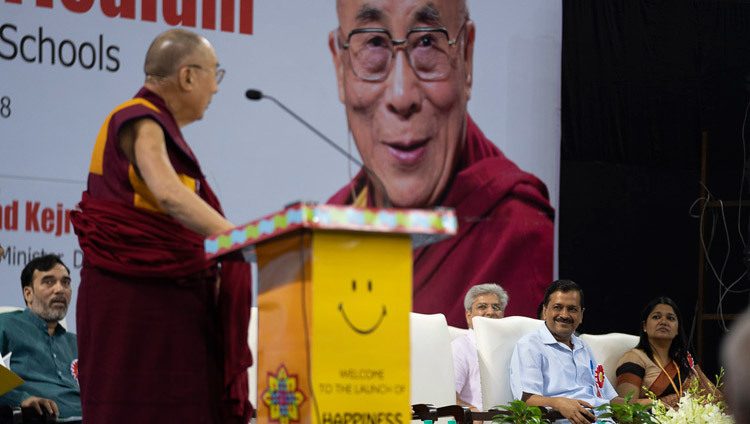 Thánh Đức Đạt Lai Lạt Ma nói chuyện trong buổi họp mặt tại Lễ khai trương “Chương trình Giáo dục Hạnh phúc” tại các Trường Chính phủ Delhi ở New Delhi, Ấn Độ vào 2 tháng 7, 2018. Ảnh của Tenzin Choejor