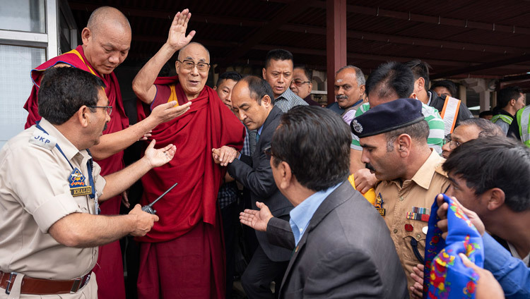 Thánh Đức Đạt Lai Lạt Ma vẫy tay chào mừng những người thiện nguyện khi Ngài đến sân bay ở Leh, Ladakh, J & K, Ấn Độ vào 3 tháng 7, 2018. Ảnh của Tenzin Choejor