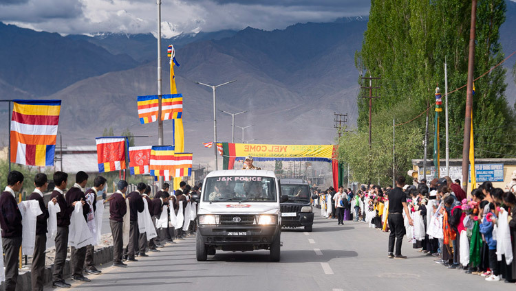 Những người thiện nguyện xếp hàng hai bên đường để cung đón Thánh Đức Đạt Lai Lạt Ma khi đoàn xe của Ngài đi từ sân bay đến nơi cư trú của Ngài ở Leh, Ladakh, J & K, Ấn Độ vào 3 tháng 7, 2018. Ảnh của Tenzin Choejor